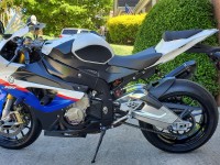 Nachdem ich mit meiner S1000RR einen Sturzflug hatte und sah, dass praktisch alle Kunststoffteile zerstört waren, wusste ich, dass eine teure Reparatur auf mich zukam. Nachdem ich mich in Foren umgesehen und ein paar Freunde gefragt hatte, beschloss ich, meine Straßenkunststoffe so originalgetreu wie möglich nachzubauen. Sie versendeten per Luftfracht und ich glaube, von der Bestellung bis zum Erhalt der Teile vergingen weniger als 7 Wochen. Sie kamen in einem stabilen Behälter an und ich packte die Teile aus und untersuchte sie sehr sorgfältig. Zu meiner Zufriedenheit sahen sie sehr gut aus. Der nächste Schritt bestand darin, die Teile sorgfältig am Motorrad zu montieren. Dies verlief sehr reibungslos, da die Passgenauigkeit überraschend gut war. Dieses 10 Jahre alte Motorrad ist jetzt wieder komplett zusammengebaut und wieder auf der Straße. Es sieht fantastisch aus und wird überall gelobt, wo ich damit hingehe. Zusammenfassend bin ich sehr zufrieden, da Preis, Qualität, Verarbeitung, Passgenauigkeit und Service erstklassig sind und mir sehr wichtig sind.